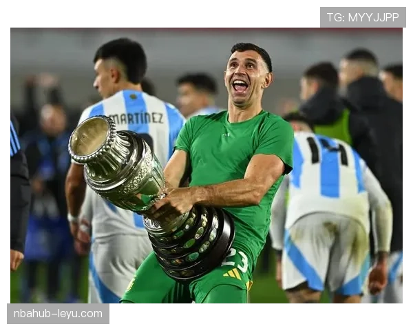 从低谷到巅峰：马丁内斯如何突破门将瓶颈，重塑现代守门员新定义？