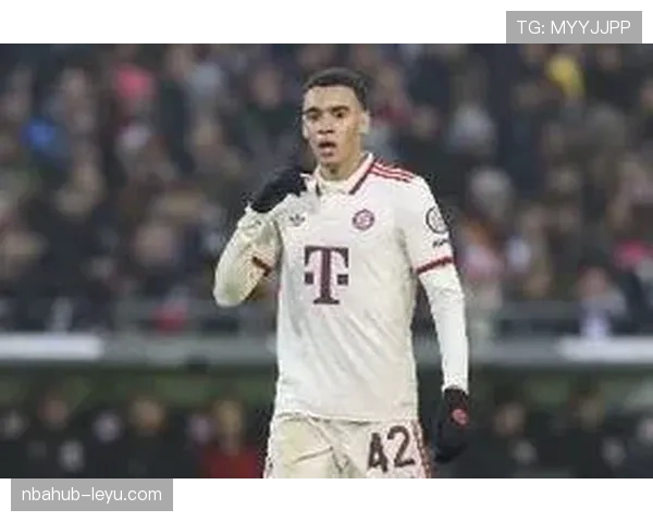 穆西亚拉暖心互动球迷，赛场内外尽显亲和魅力