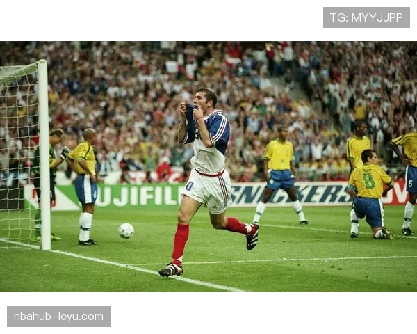 齐达内战术智慧闪耀世界杯,率法国队登顶彰显中场大师风范 齐达内战术智慧闪耀世界杯,率法国队登顶彰显中场大师风范