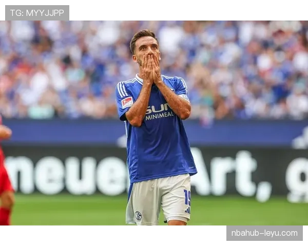 英超赛季各大奖项揭晓，明星球员表现稳健引关注